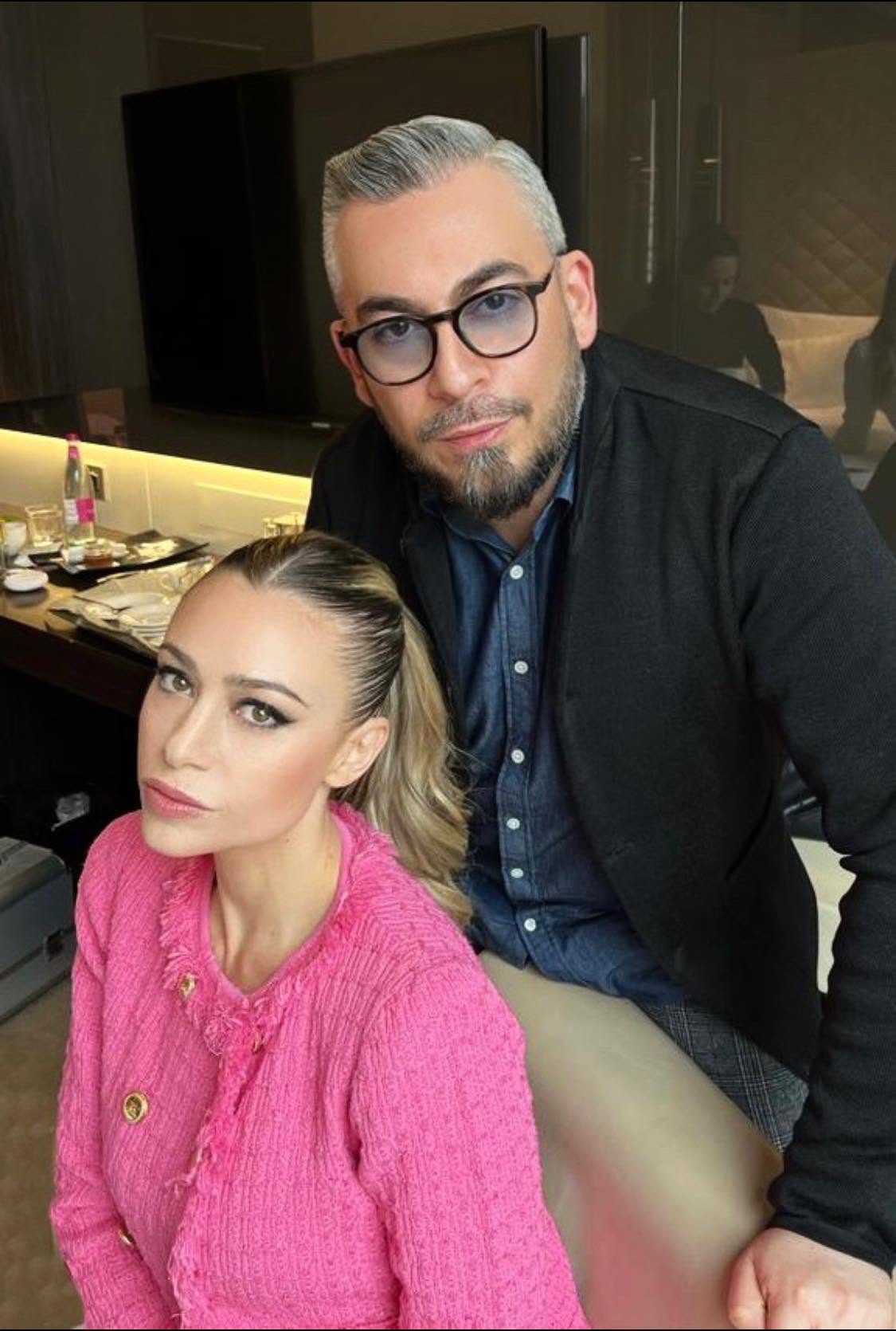 Antonio Lagani accanto a una cliente in giacca rosa dopo il trucco, nel suo studio