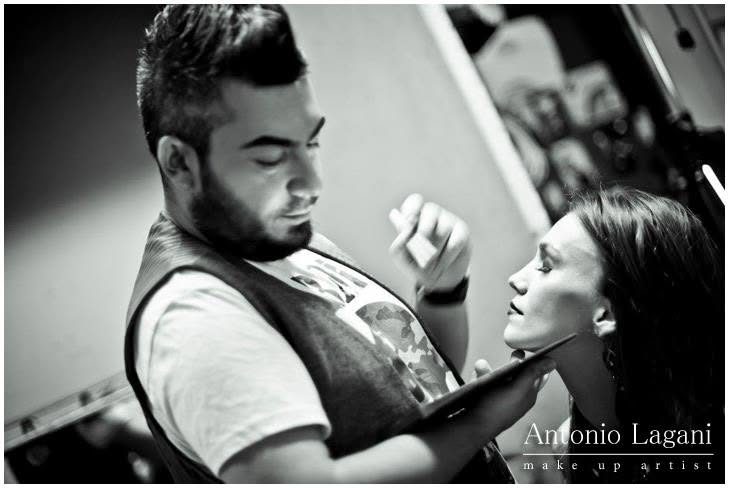 Antonio Lagani trucca gli occhi di una modella sul set, in bianco e nero