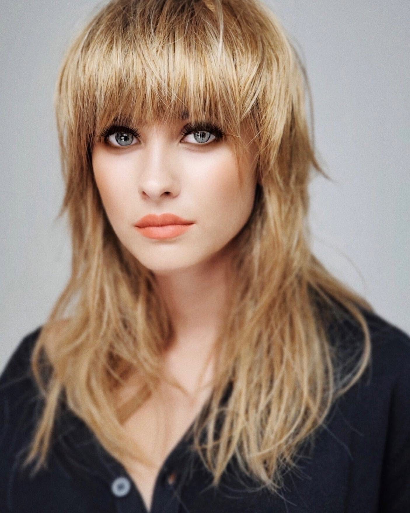Ritratto beauty di una modella con frangia bionda e trucco naturale luminoso, realizzato da Antonio Lagani
