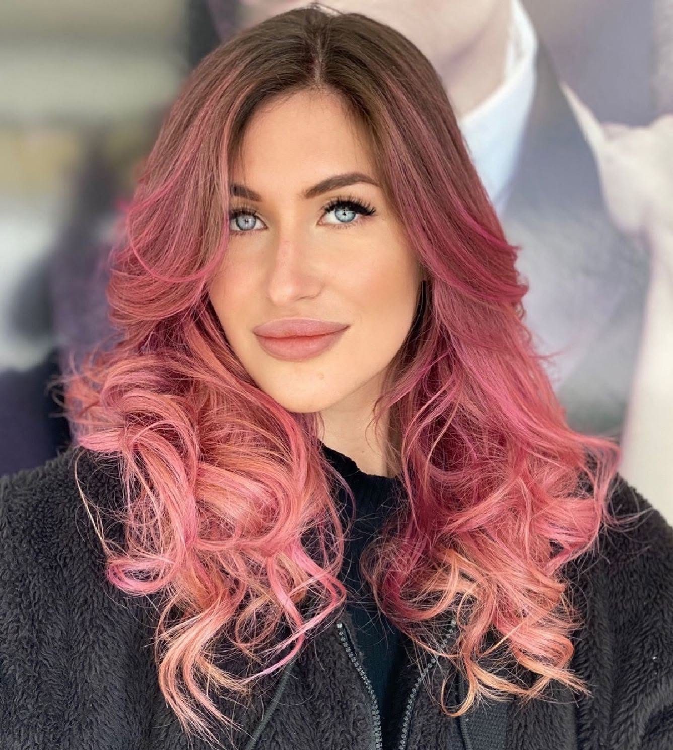 Ragazza con capelli rosa e trucco in armonia con incarnato e colore dei capelli